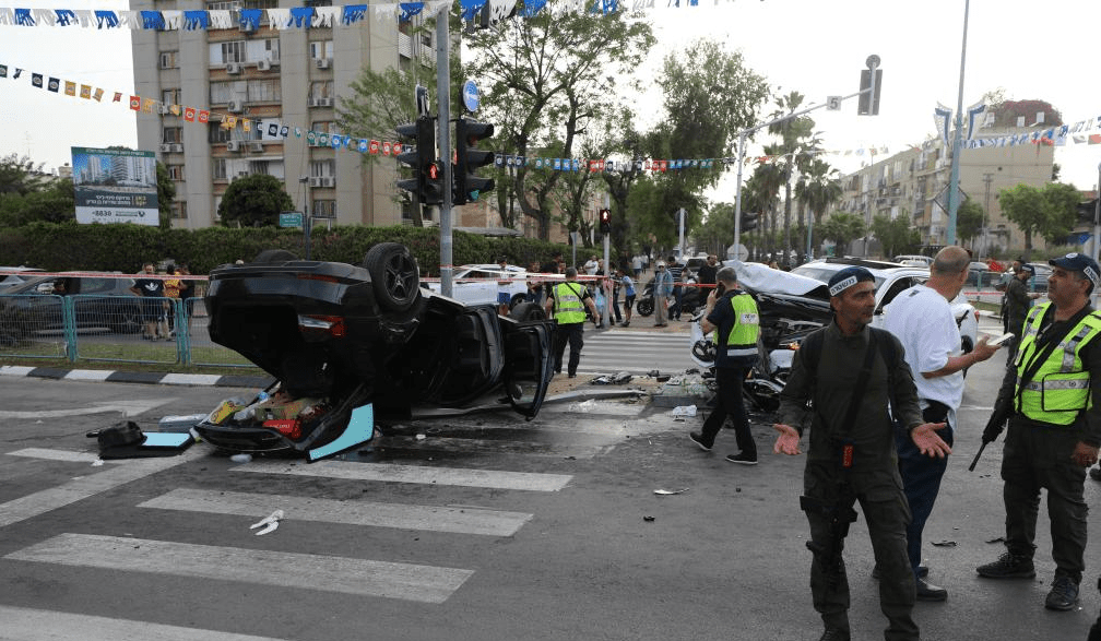 疑因冲红灯引发车祸，以色列安全部长翻车受轻伤送院。 新华社