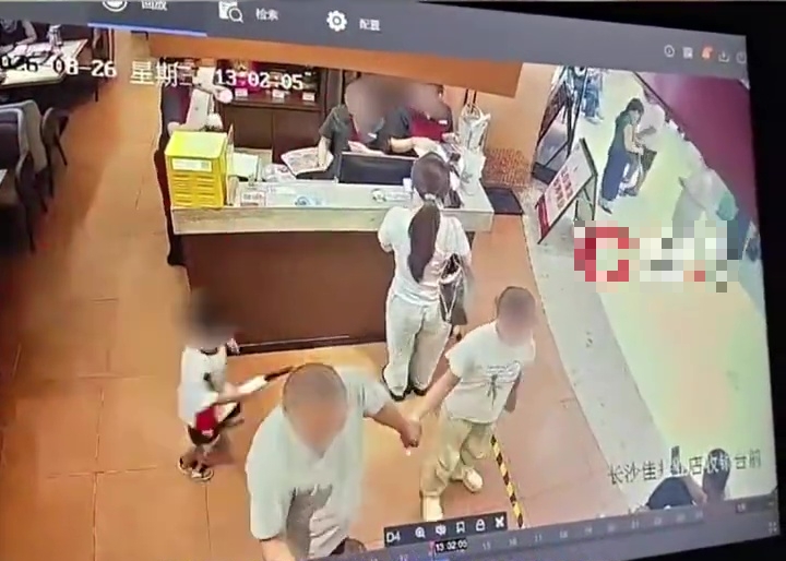 男童由画面左边转角位跑出来，当时右手拿着玩具手枪。