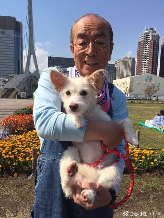 志村健生前非常愛狗,在社交網不時貼上與狗狗合照。