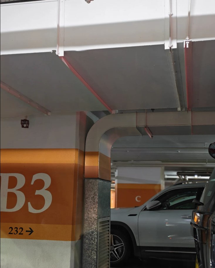 有車主表示「成個鐘了完全冇郁過」,指客戶中心線路繁忙 。Threads@yhl65 有車主表示「成個鐘了完全冇郁過」,指客戶中心線路繁忙 。Threads@yhl65