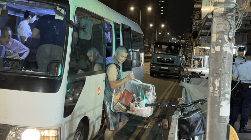 B、C座恢復供電後,不少居民陸續乘搭政府的專車返回益豐大廈,漏夜回家休息。蔡楚輝攝 B、C座恢復供電後,不少居民陸續乘搭政府的專車返回益豐大廈,漏夜回家休息。蔡楚輝攝