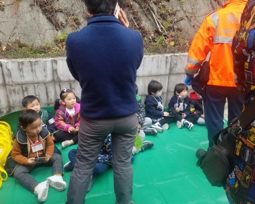 受傷的學童坐於現場路旁接受檢查和治理。林思明攝