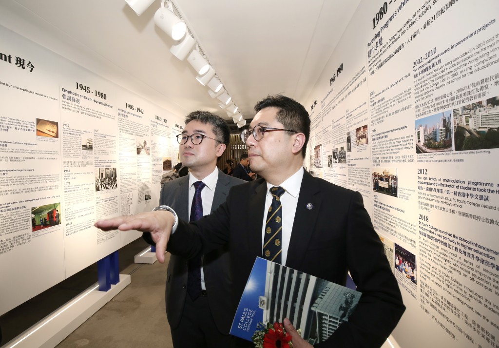 圣保罗书院校长源廸恩（右）为施俊辉介绍「城中先驱．启迪后贤展览。
