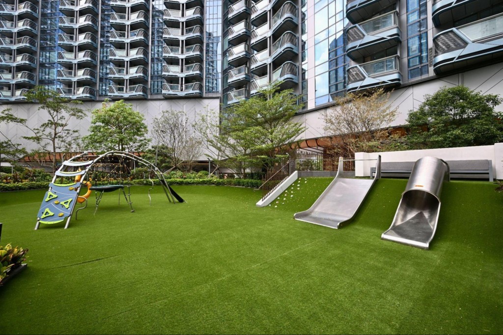 特別為5至12歲小朋友設計了戶外「童‧樂園」,提供滑梯及攀爬設施。 特別為5至12歲小朋友設計了戶外「童‧樂園」,提供滑梯及攀爬設施。