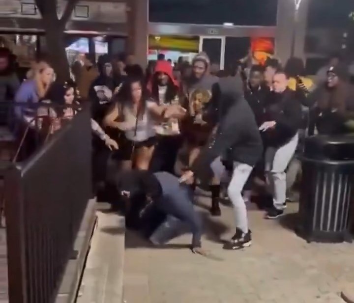 网上流传事发时大批年轻人殴斗影片。X@Hawkeye Paul