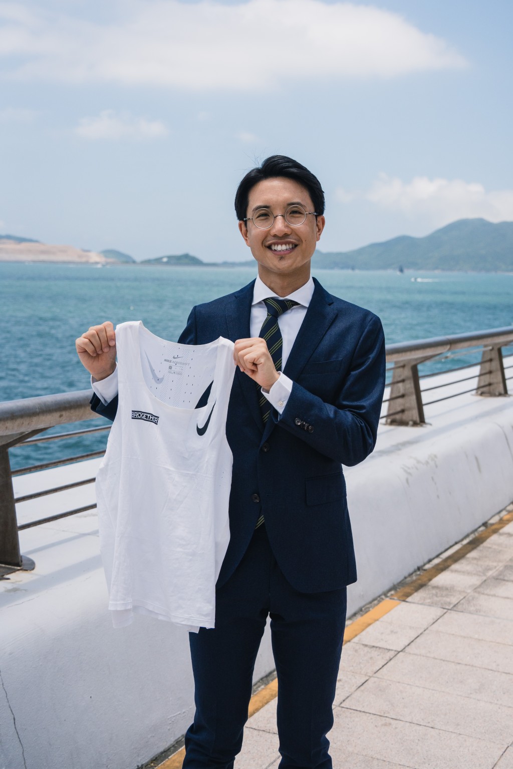 跑衫上的BROGETHER標誌是Dennis設計，代表跟幾位志同道合的兄弟一齊跑全馬。