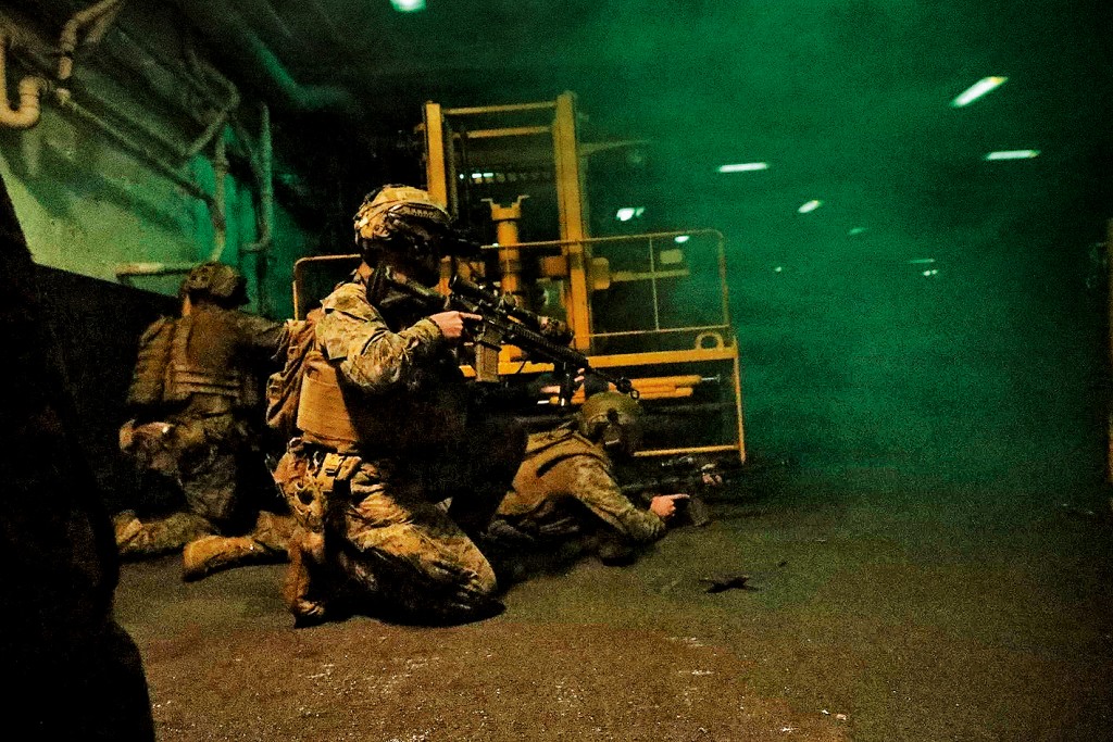 位於阿拉伯海的美軍「的黎波里號」兩棲攻擊艦上，海軍陸戰隊員在進行戰術訓練。