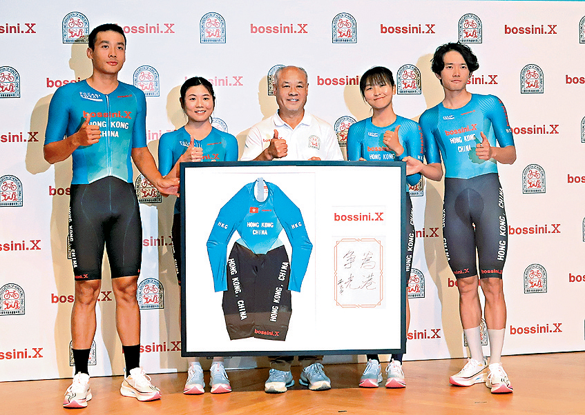 李寧親手提字送予單車手(左至右)劉允祐、梁穎儀、李思穎及繆正賢。