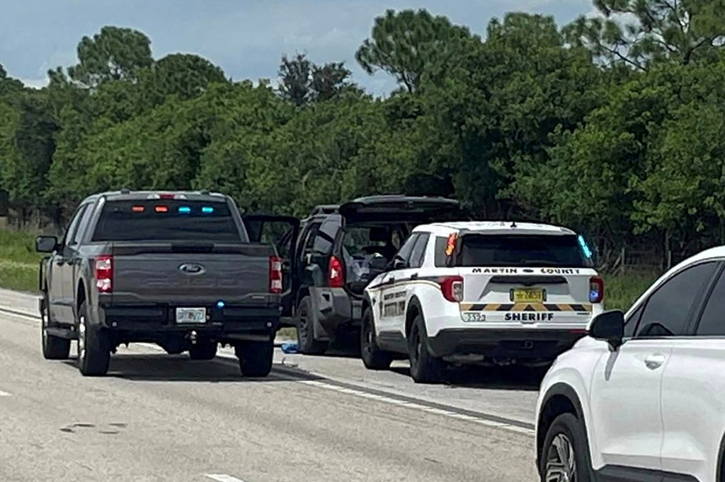 警方截停一架车，拘捕枪手。路透社