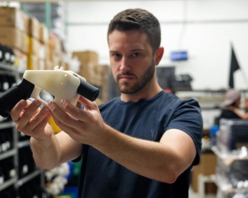3D打印手槍發明人威爾森(Cody Wilson),涉嫌性侵一名16歲少女,遭到美國警方通緝,其後發現已逃至台北。(網圖)