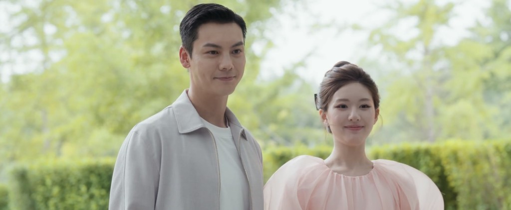 《許我耀眼》講述許妍（趙露思飾）自幼與外婆相依為命，成長中的自卑和傷痛讓她迫切想要逆天改命。