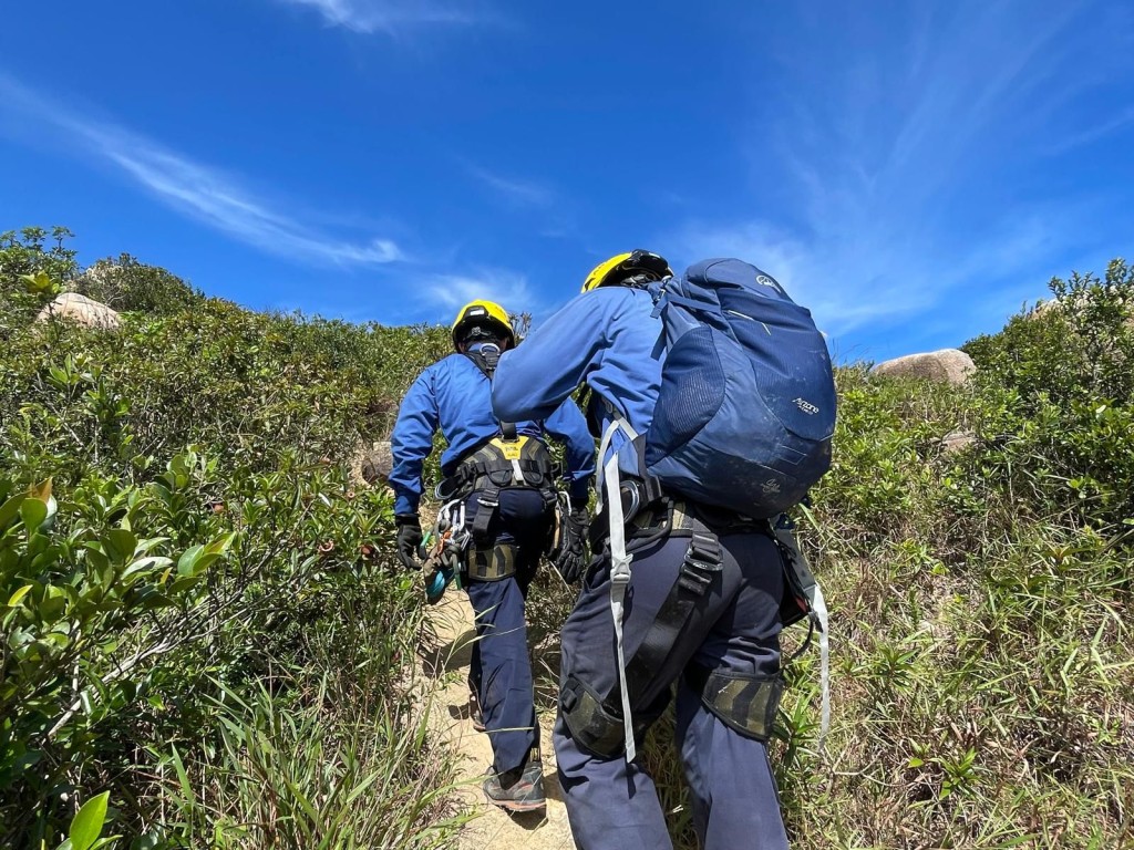 救援人員到榕樹灣、洪聖爺大灣肚至索罟灣山地塘一帶進行搜索。 救援人員到榕樹灣、洪聖爺大灣肚至索罟灣山地塘一帶進行搜索。