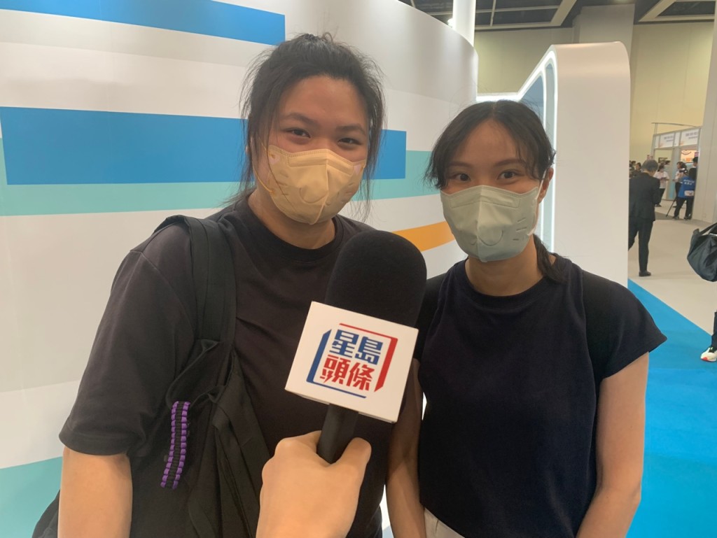 蕭小姐（左）與梁小姐（右）結伴到場，申請了機場後勤工作。馬芷騫攝