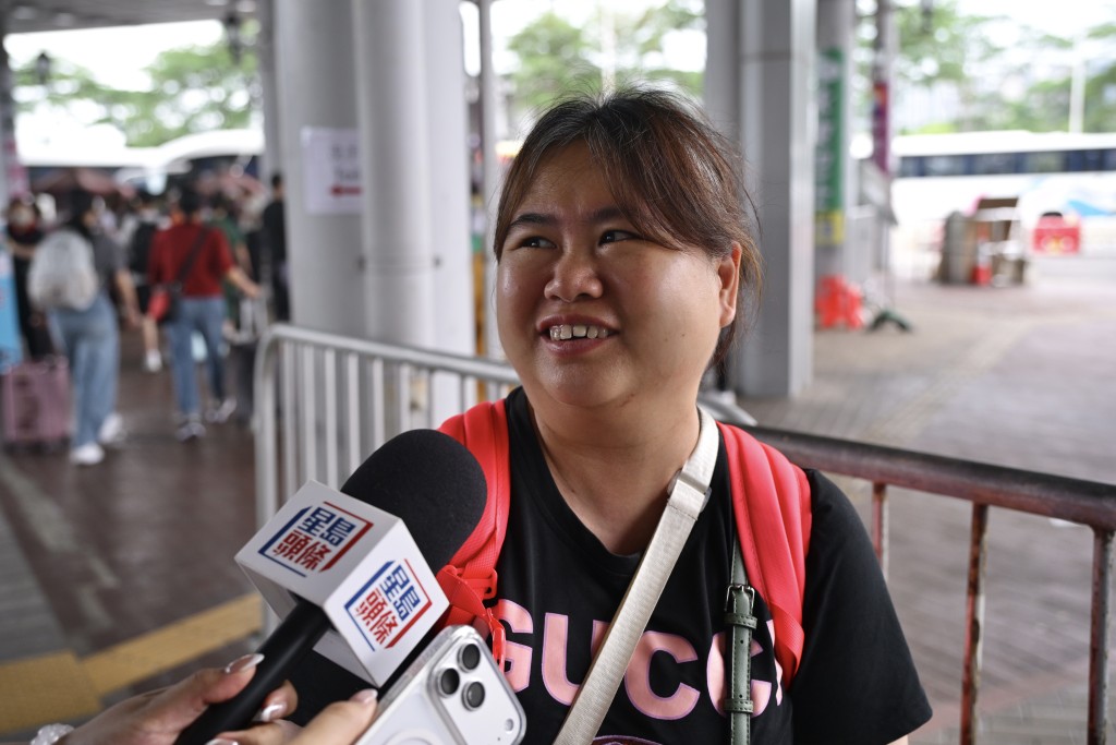 從東莞探親回港的陳女士表示，趁長假期一家五口前往鄉下掃墓兼探親。