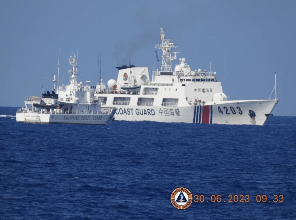 菲律宾海岸警卫队发放的照片，指6月30日在南海仁爱礁附近海域，遭到中国海警船骚扰及阻挠。路透社