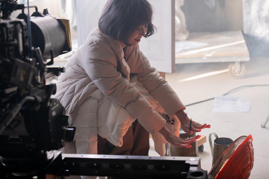 衣著单薄的Fiona拍摄期间要用暖炉取暖。