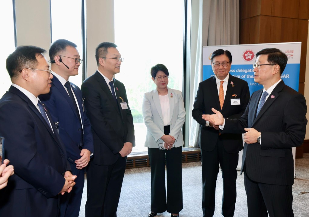 （左一至左三）廣汽國際汽車銷售服務有限公司總經理衛海崗、傳化集團有限公司副總裁姚晨蓬、內蒙古能源集團有限公司黨委書記、董事長雲鵬剛。李家超fb圖片