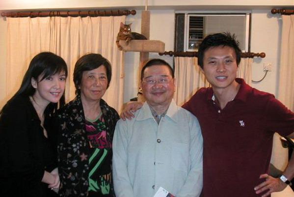 周慧敏（左一）、李果珍（左二）、倪匡（右二）、倪震（右一）。資料圖片
