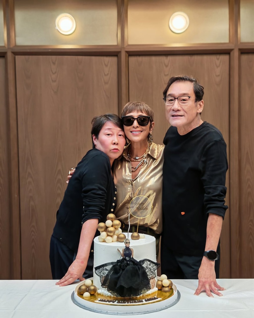 梁家輝夫婦和上山安娜。 梁家輝夫婦和上山安娜。