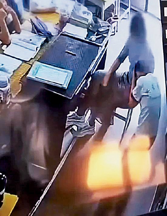 女教師指使學生輪流上台拍打男生。