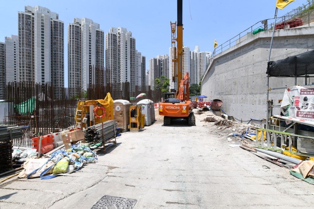 高曦苑位於油塘碧雲道，在油塘配水庫遊樂場及高超道變電站之間。何健勇攝