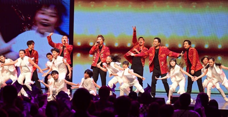EXILE在EXPG台北校学员伴舞下，演唱《BE THE ONE》，为台北骚掀起序幕。