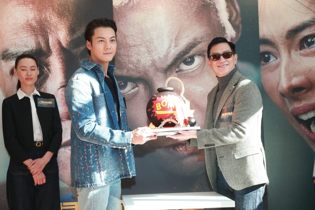 陳偉霆去年38歲生日前夕時，剛巧返港宣傳，獲大會安排張家輝代表送上蛋糕。