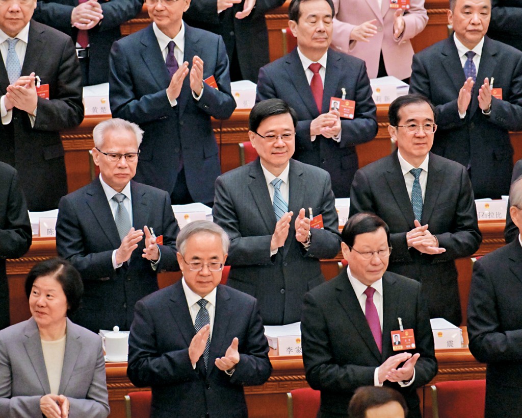 李家超（第二排中）與澳門特首岑浩輝等列席全國人大會議開幕會。