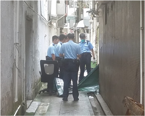警方到場調查,男子屍體以帳篷遮蓋。歐陽偉光攝