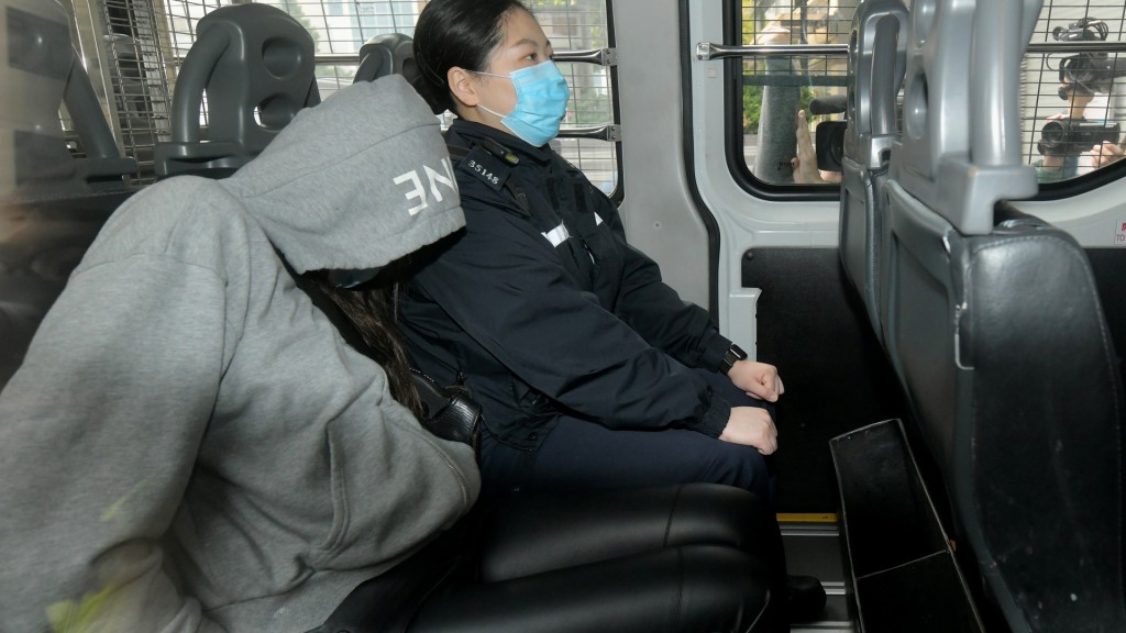 29歲女子提堂警車押到法庭。梁譽東攝