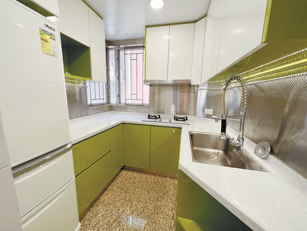 U形厨房设计清楚划分储藏、洗涤及料理区。