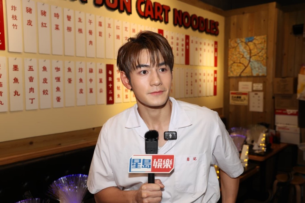 魏浚笙視樂壇頒獎禮為朋友Gathering。 魏浚笙視樂壇頒獎禮為朋友Gathering。