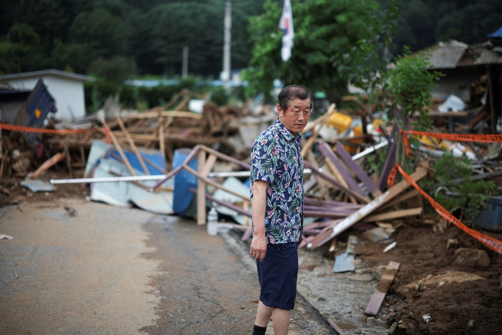 今次暴雨導致超過1.4萬人要緊急撤離。路透社