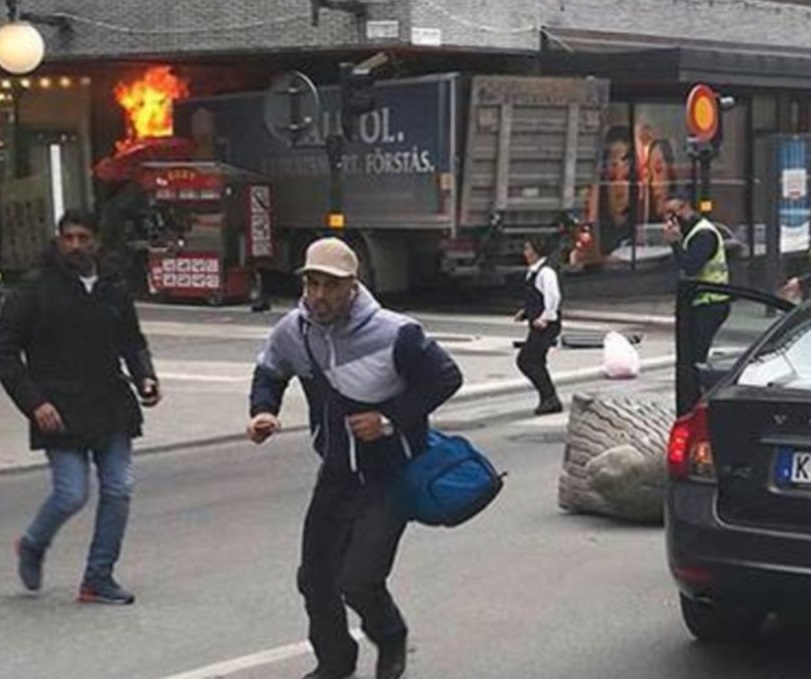 事發在當地下午2時許,一架貨車突然衝上行人路,撞入一間百貨公司內。