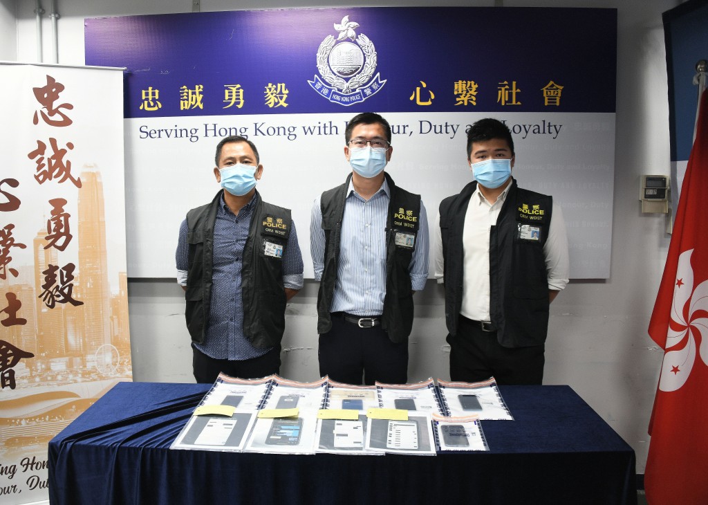 警方於2021年破獲黑幫「踢人入會」案件,案情指有黑道人士將青少年的手機號碼加入WhatsApp群組,留言指青少年已經加入「社團」。 警方於2021年破獲黑幫「踢人入會」案件,案情指有黑道人士將青少年的手機號碼加入WhatsApp群組,留言指青少年已經加入「社團」。