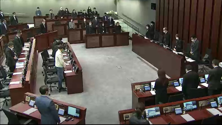 立法會開會前為江澤民默哀1分鐘。立法會影片截圖