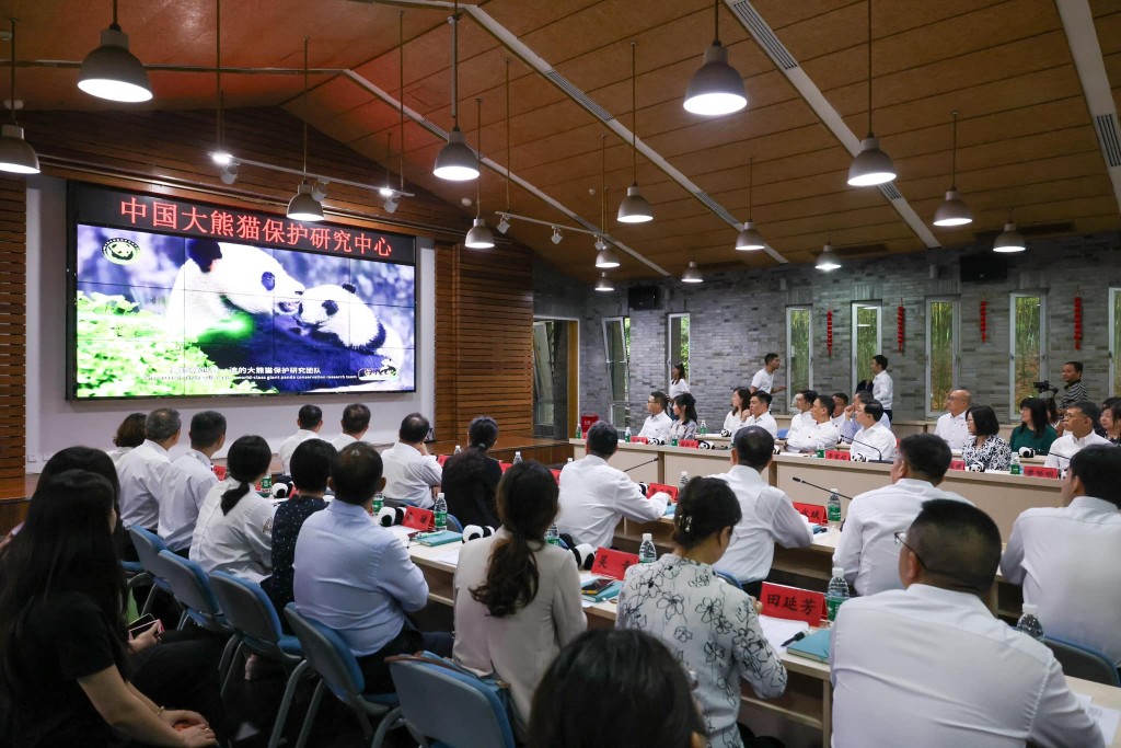 行政長官李家超正訪問四川，今早（8日）到訪中國大熊貓保護研究中心都江堰基地。李家超FB圖片