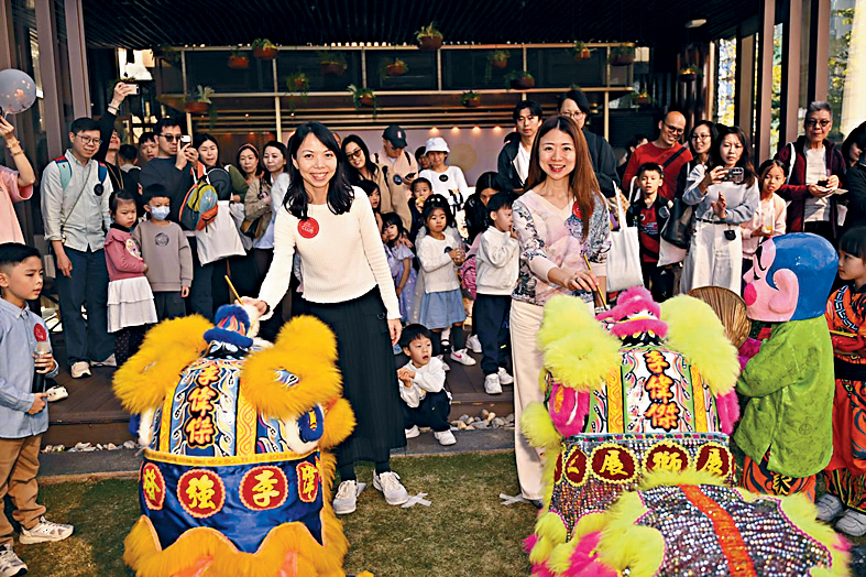 新世界何家欣（圖右）表示，今年上半年將推出3個全新盤應市，預計合共提供約660伙。旁為陳佩玲。