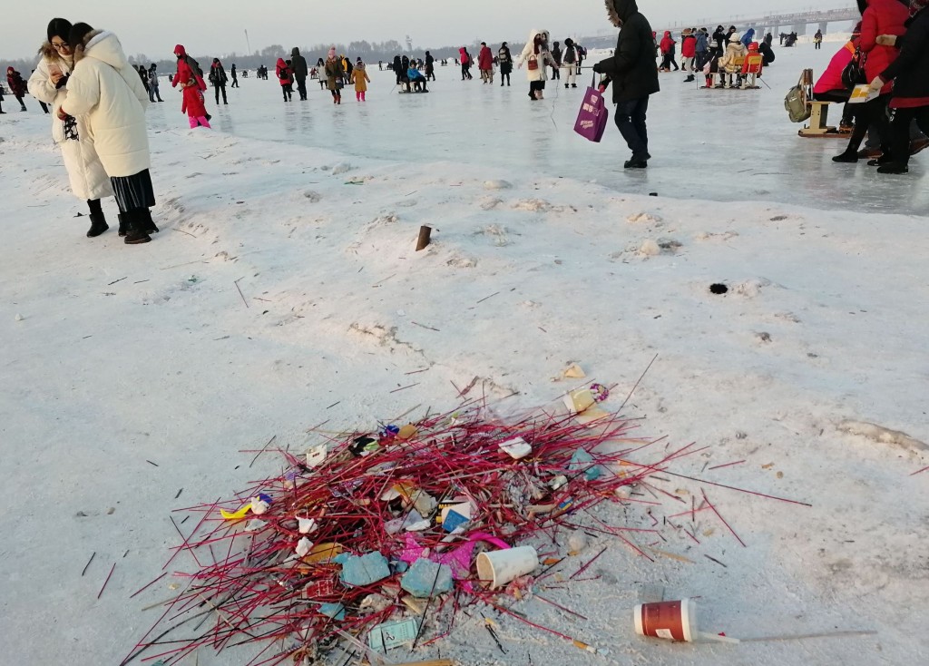 垃圾严重破坏环境及景观。网图