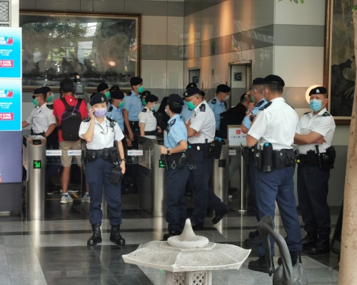 警方搜查壹傳媒大樓。