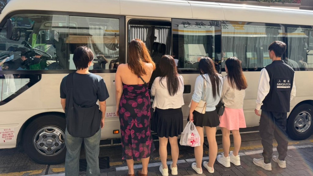 警夥入境處觀塘掃黃 拘5內地女。警方圖片