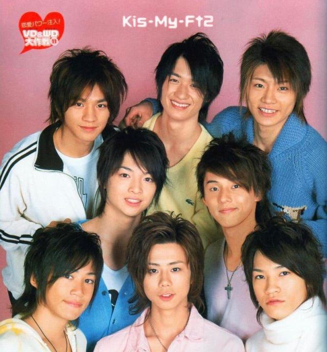 飯田（最後排左）原是Kis-My-Ft2的初代成員。