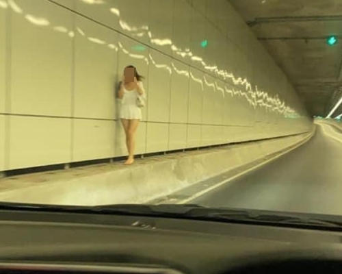 短裙女中環繞道離奇行走。網上圖片