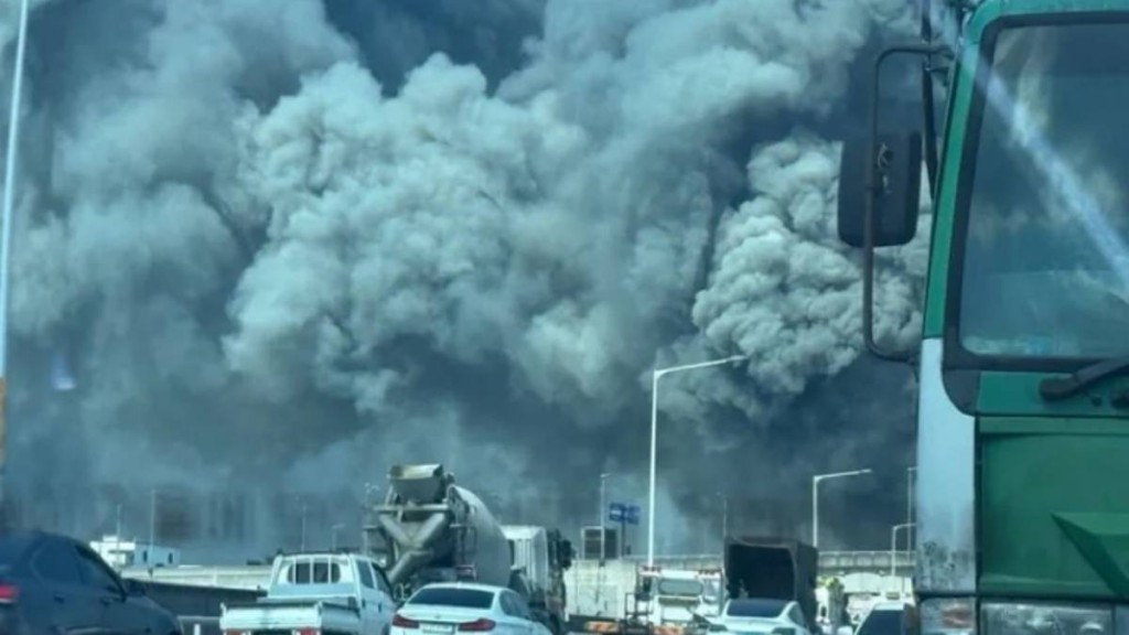 南韓大田市一工廠發生大火，冒出大量濃煙。（X/@64bitcoinkr） 