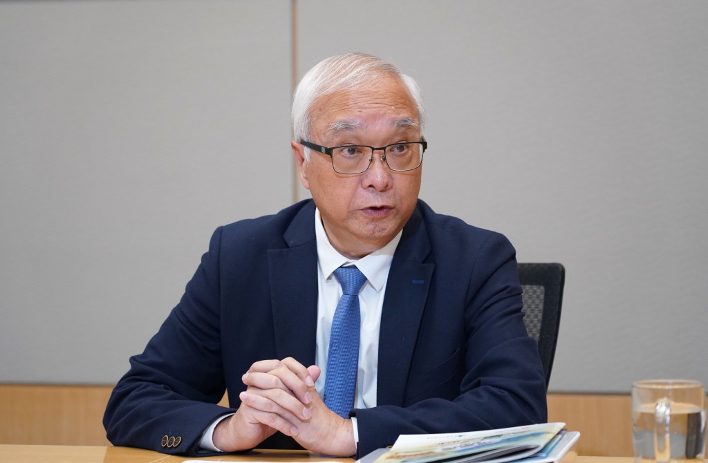 環境及生態局局長謝展寰與中電及港燈將會政府總部主持聯合記者會。 環境及生態局局長謝展寰與中電及港燈將會政府總部主持聯合記者會。