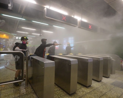 葵芳站昨晚(11日)示威者与警方爆发激烈冲突。