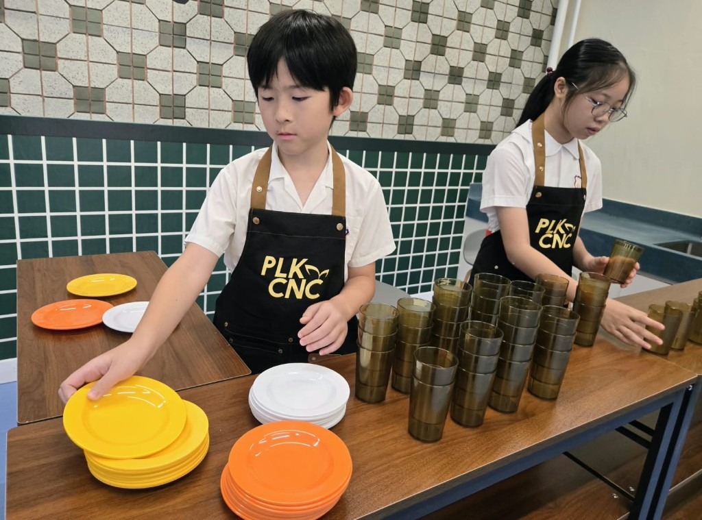 學生化身服務員和廚師,營運冰室。 學生化身服務員和廚師,營運冰室。