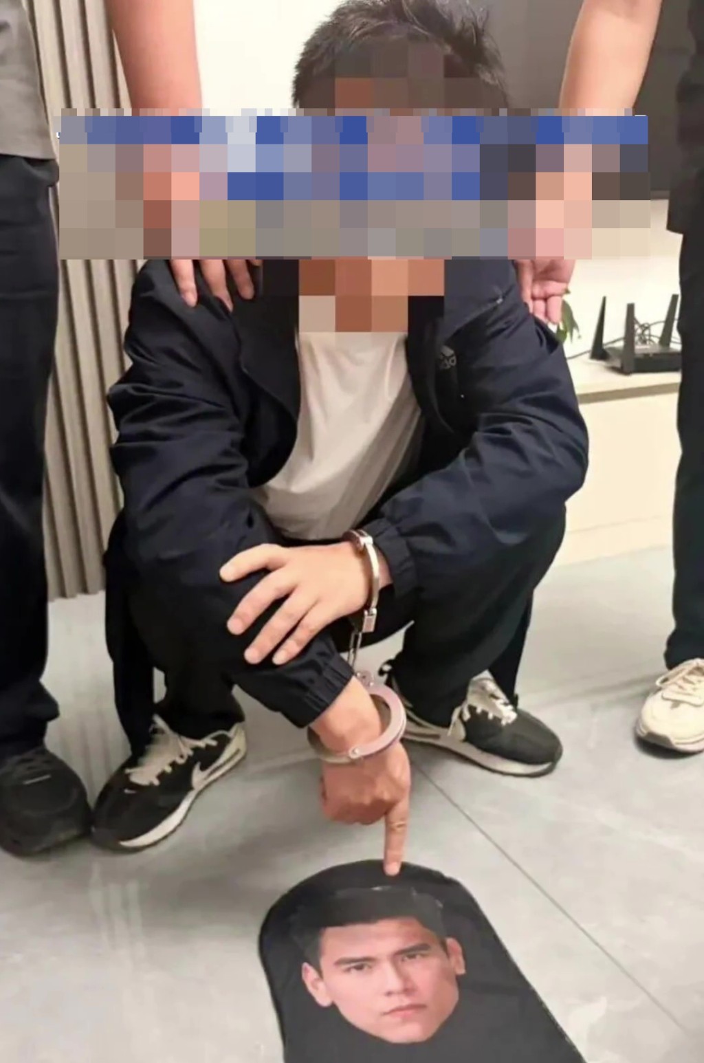 笨贼戴彭于晏头套爆窃,入大厅见CCTV秒吓逃,当晚即被捕。 笨贼戴彭于晏头套爆窃,入大厅见CCTV秒吓逃,当晚即被捕。