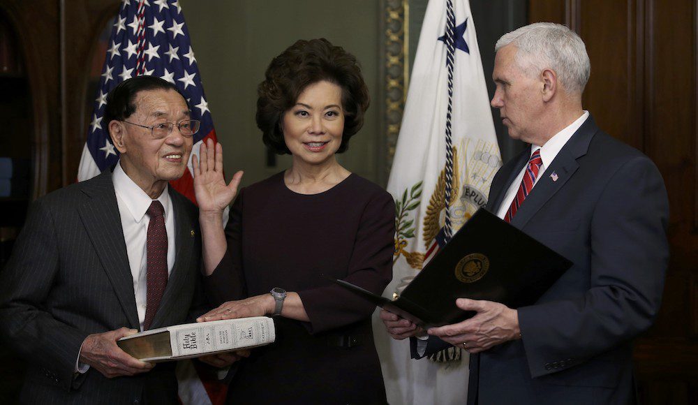 趙小蘭在父親陪同下，2017年宣誓成為美國運輸部長。路透社