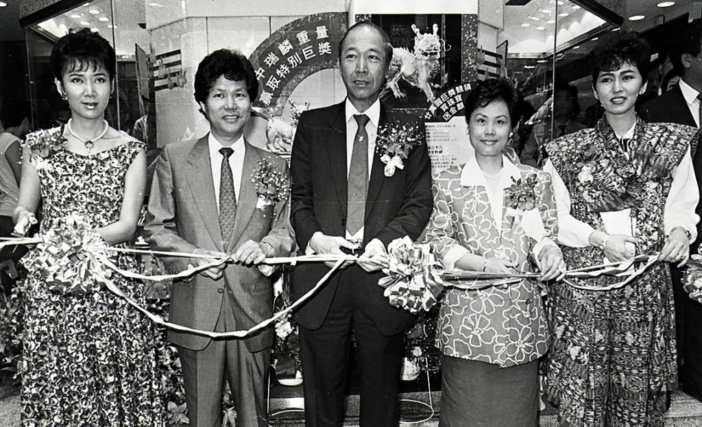 張瑪莉（右一）與1973年港姐冠軍孫泳恩（左一）在80年代曾一同為珠寶店剪綵。
